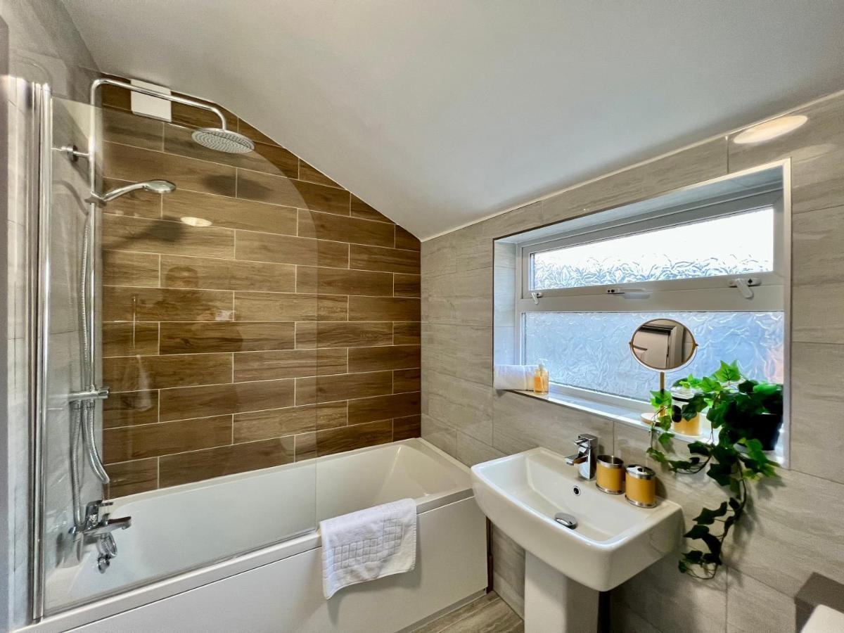 Bramhall House - Great For Contractors Or Family Holidays Клийторпс Екстериор снимка
